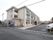 建物は落ち着いた雰囲気があり、施設の敷地は広々としている。自動販売機が建物の脇にあり、手軽に飲み物を楽しむことができる。