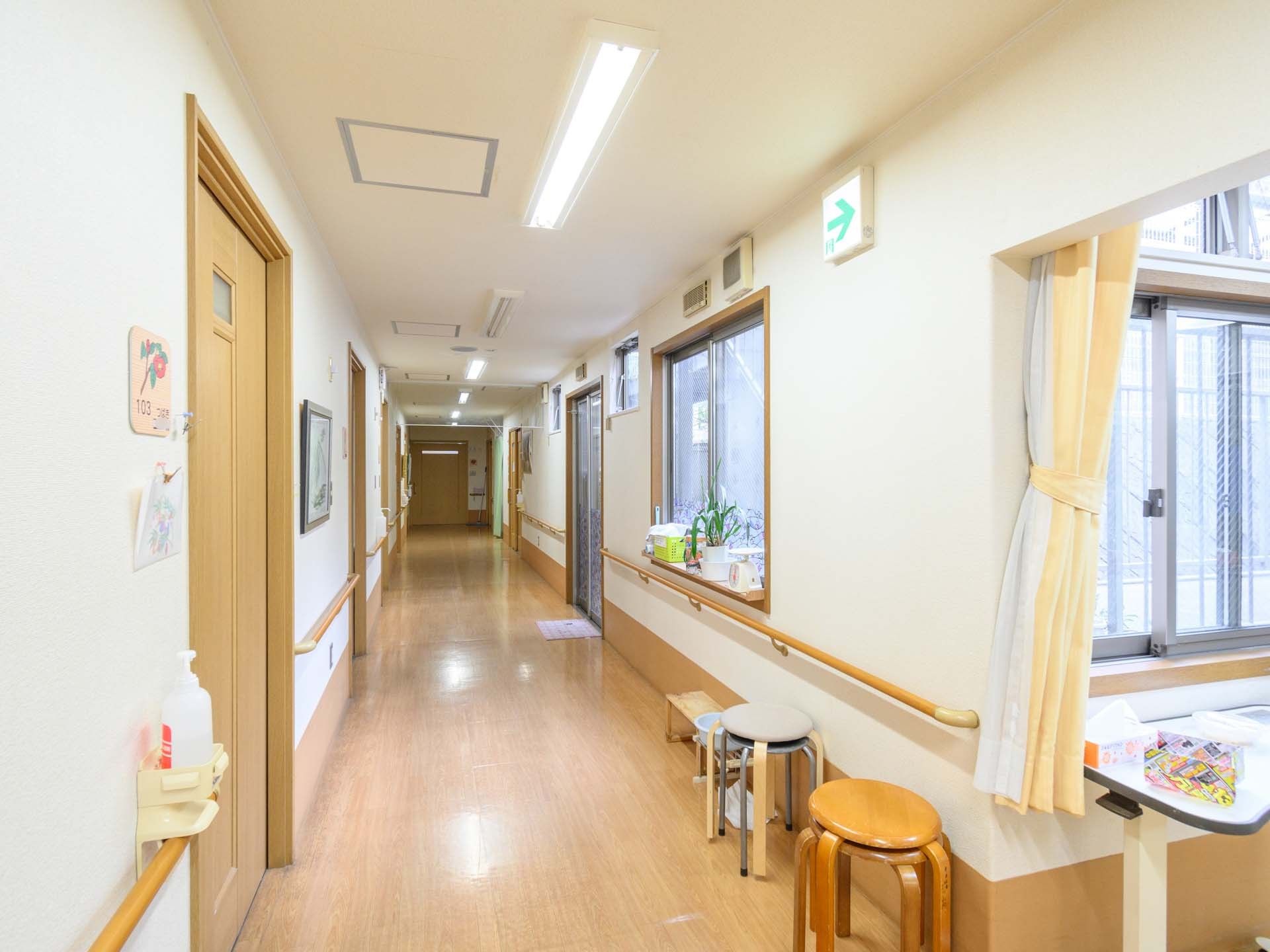明るく清潔な廊下