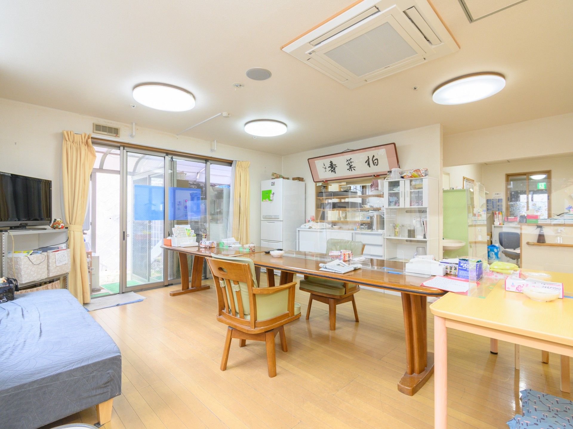 明るい居室の様子