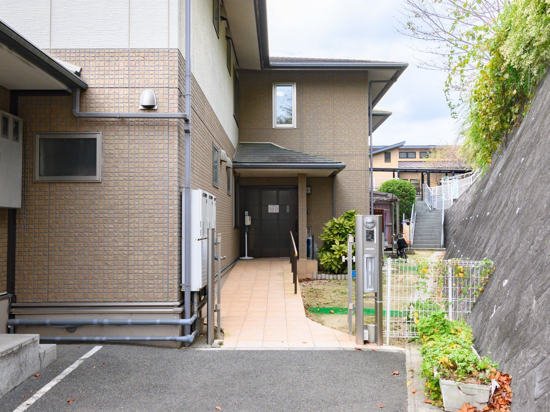 バリアフリーの入口通路