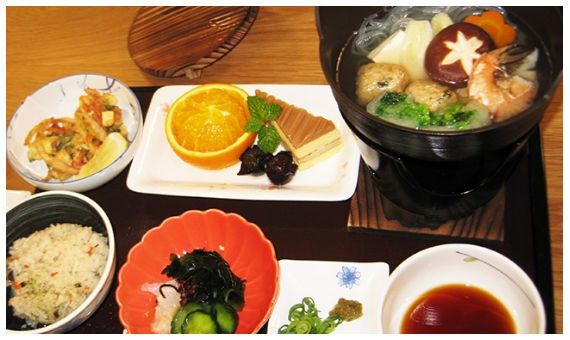 湯豆腐と炊き込みご飯とかき揚げや酢の物、ケーキとフルーツのデザート