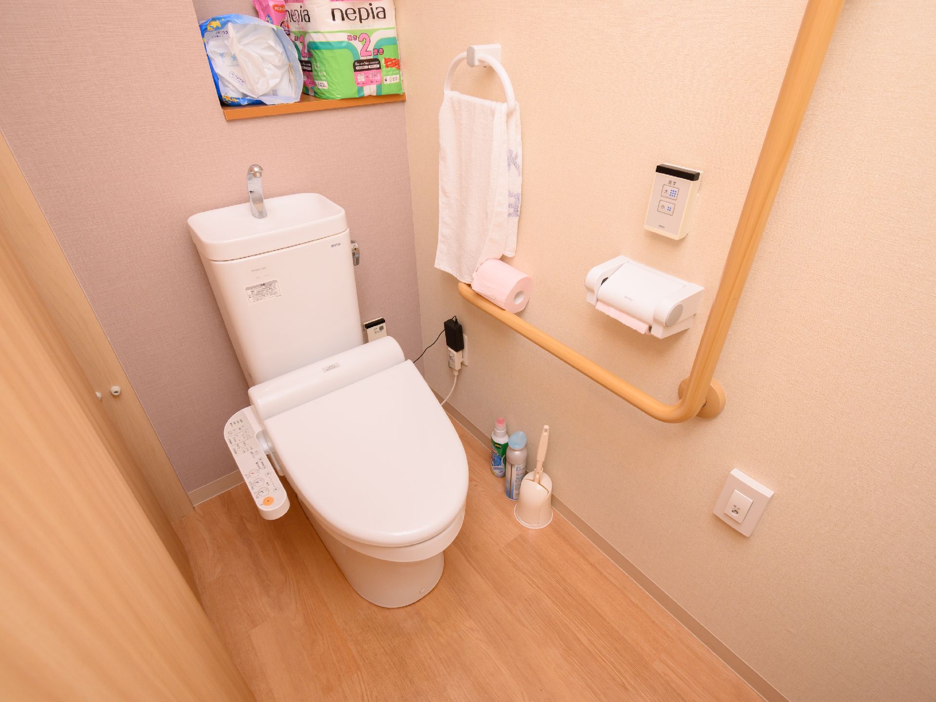 バリアフリー完備で、壁に手すりが設置されているトイレ
