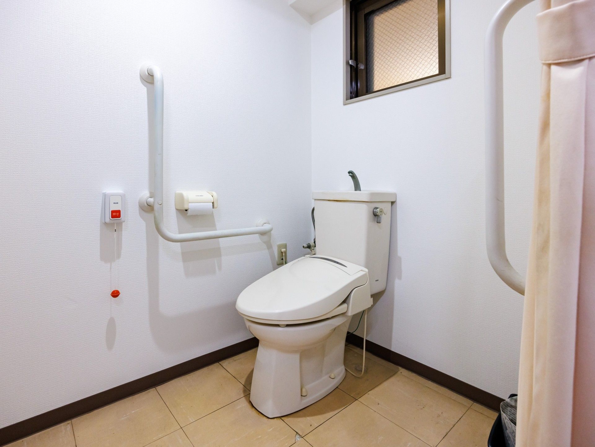 手すり付きのトイレ