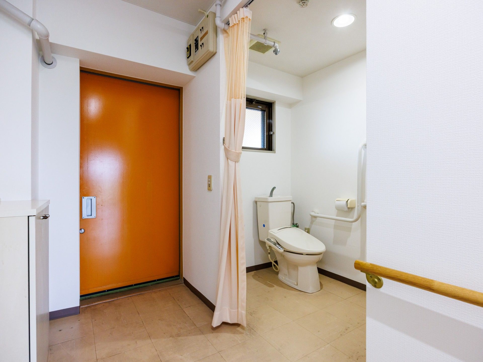 手すり付きのトイレ