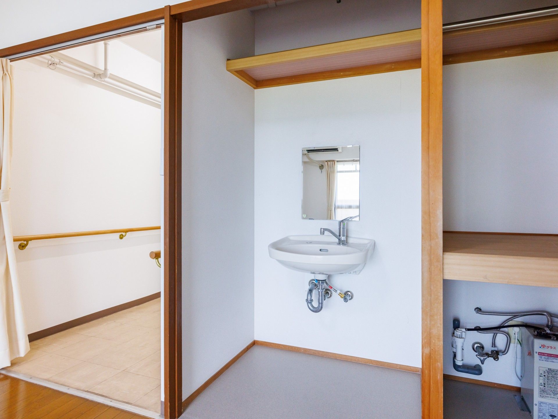 洗面台と手すりのある空間
