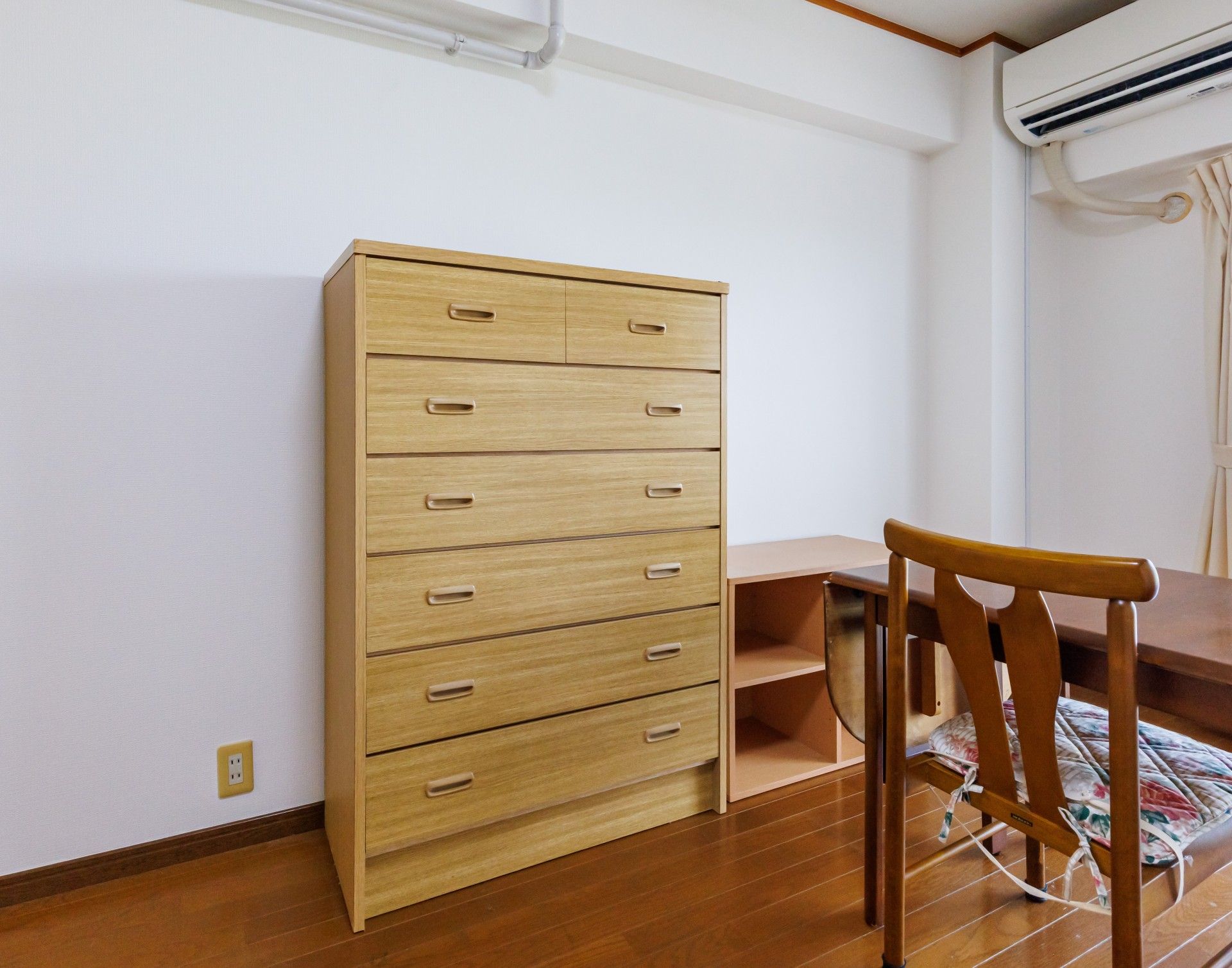 収納と机のある部屋