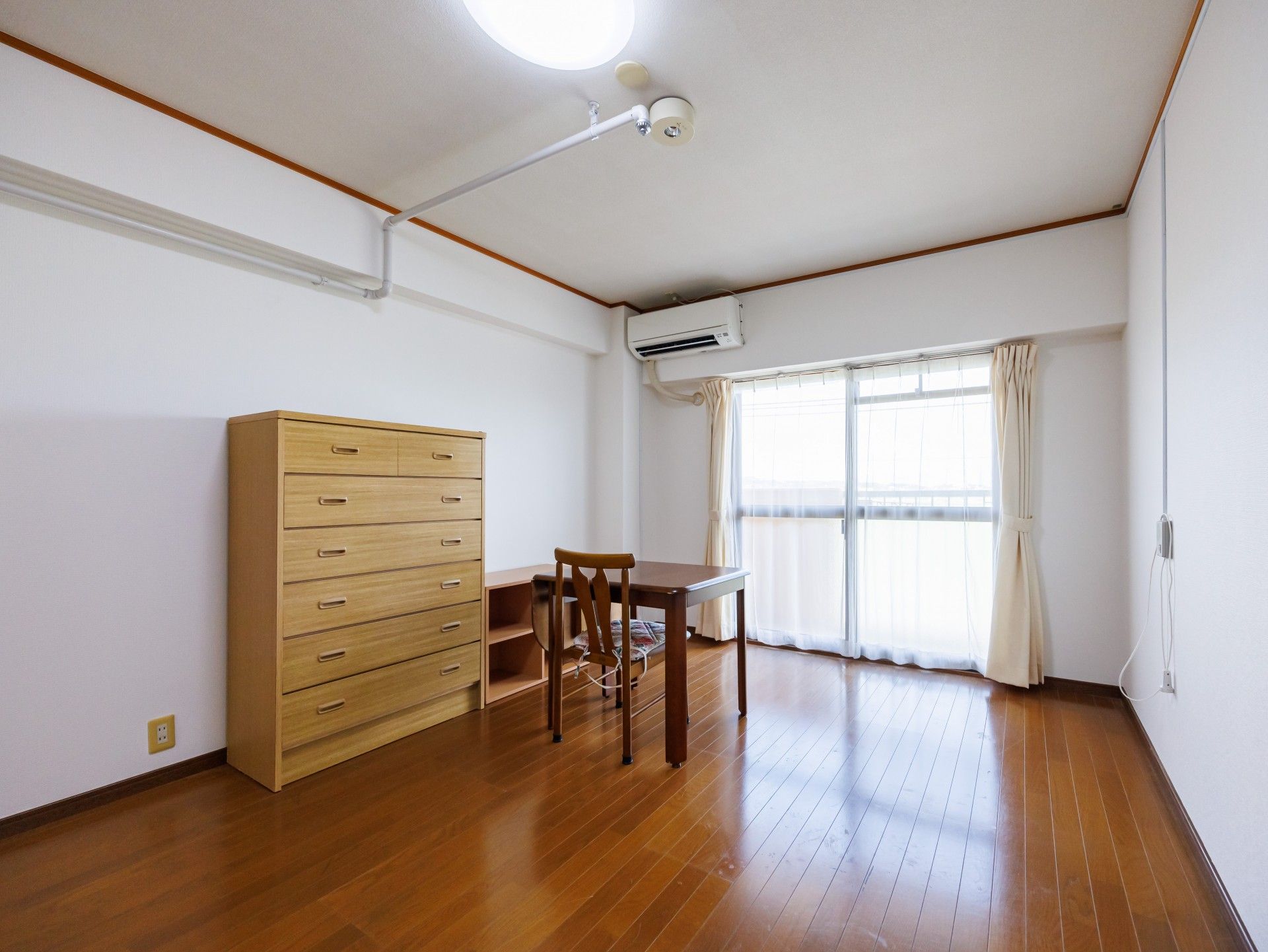 明るい個室の一角