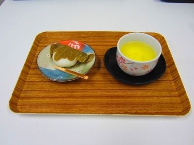 柏餅と湯呑に入った日本茶