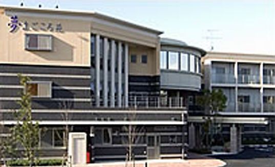 ゆったりとした建物の外観