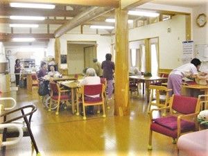 ダイニングテーブルが置かれた食堂は明るい雰囲気。車いすの入居者もテーブルについている。