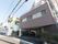 １階部分が駐車場になった、４階建ての施設である。外観は施設を感じさせない、モダンなデザインになっている。