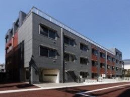 グレーを基調とした３階建ての建物。スタイリッシュで明るい雰囲気。
