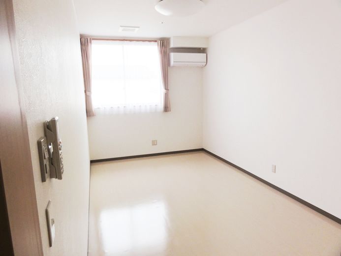 何も置かれていない入居前の部屋の様子。エアコンと窓がある部屋