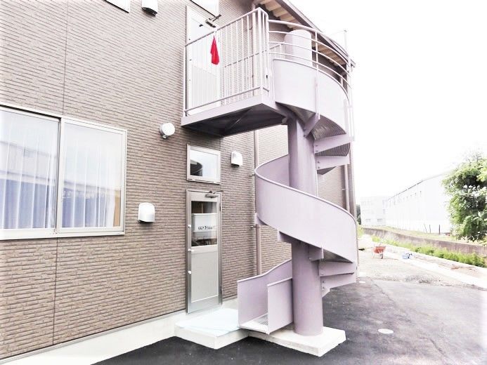 施設の外側にある螺旋階段の写真。非情用出口を写したもの