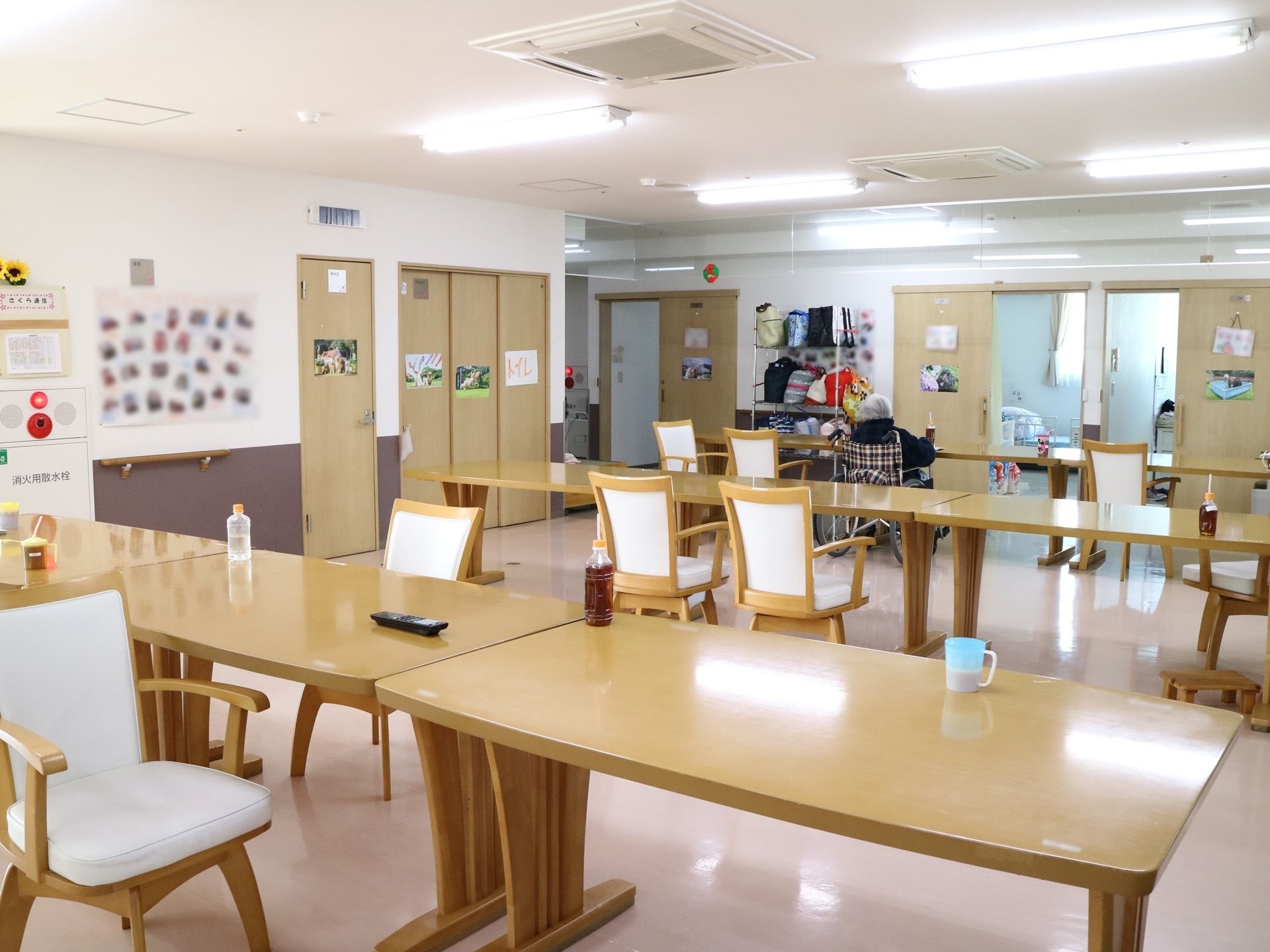 広い一室にテーブルとチェアが並べられている。テーブルの上には飲み物が置かれており、壁にはひまわりの花の装飾が施されている。