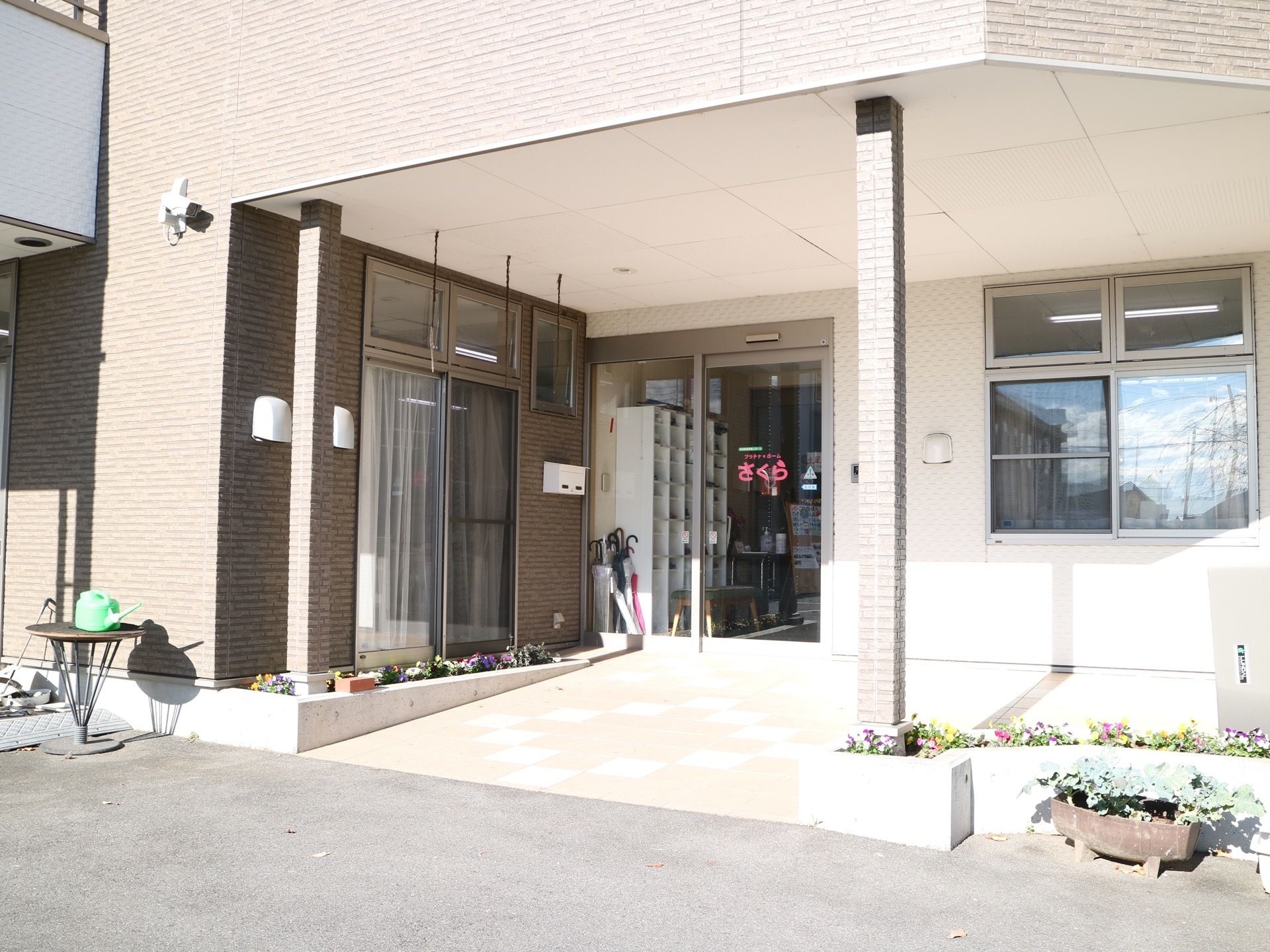 玄関が自動ドアになっている。地面も段差がないように整備されており、施設の周囲には綺麗な花壇が造られている。
