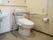 トイレの隣に、洗面台が設置されている。壁には手すりと非常時の呼出ボタンが完備されており、広さも充分に確保されている。