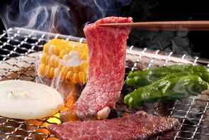 たまねぎ、トウモロコシ、ピーマン、肉を網で焼く様子
