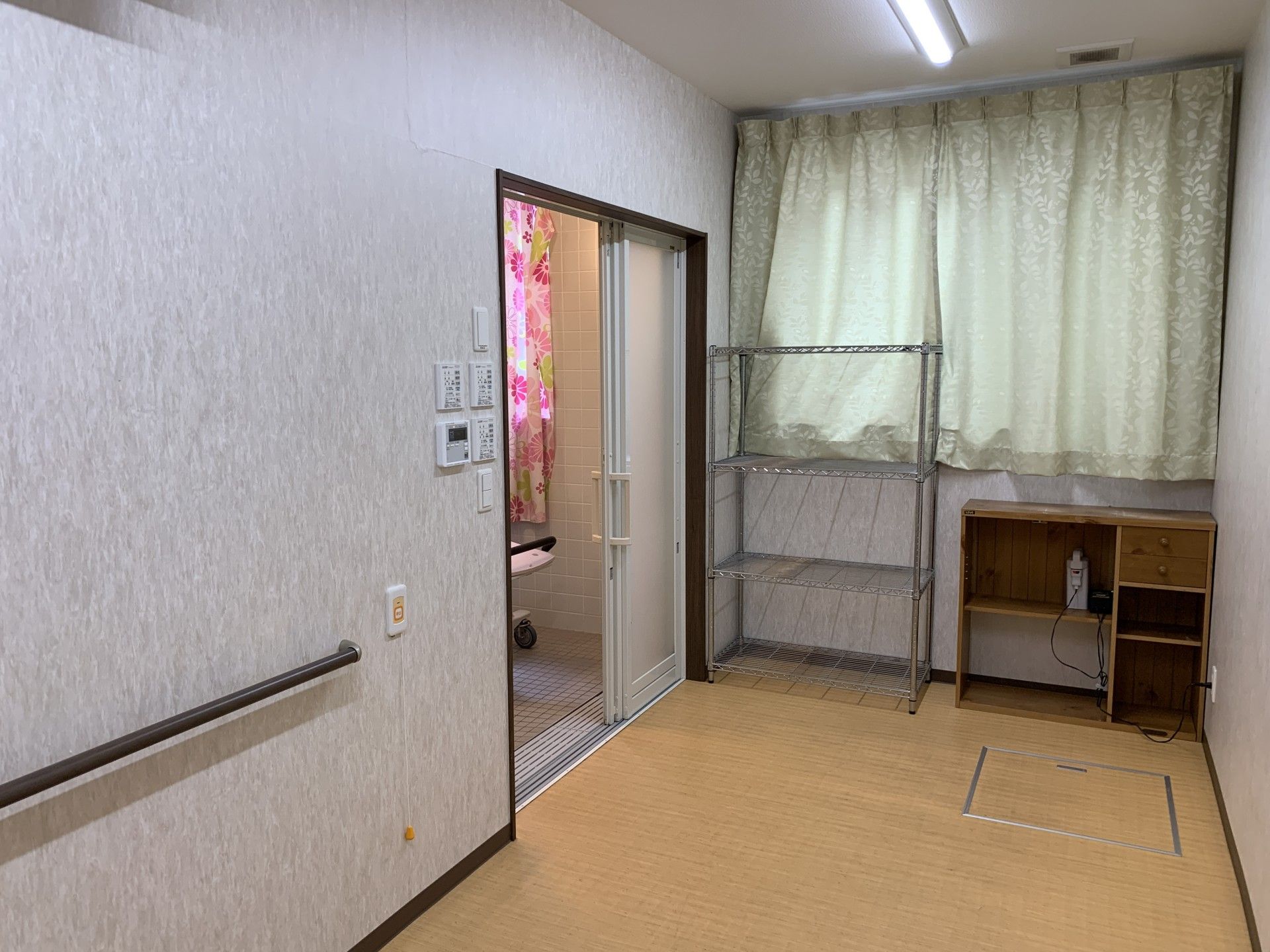 明るい個室の入口