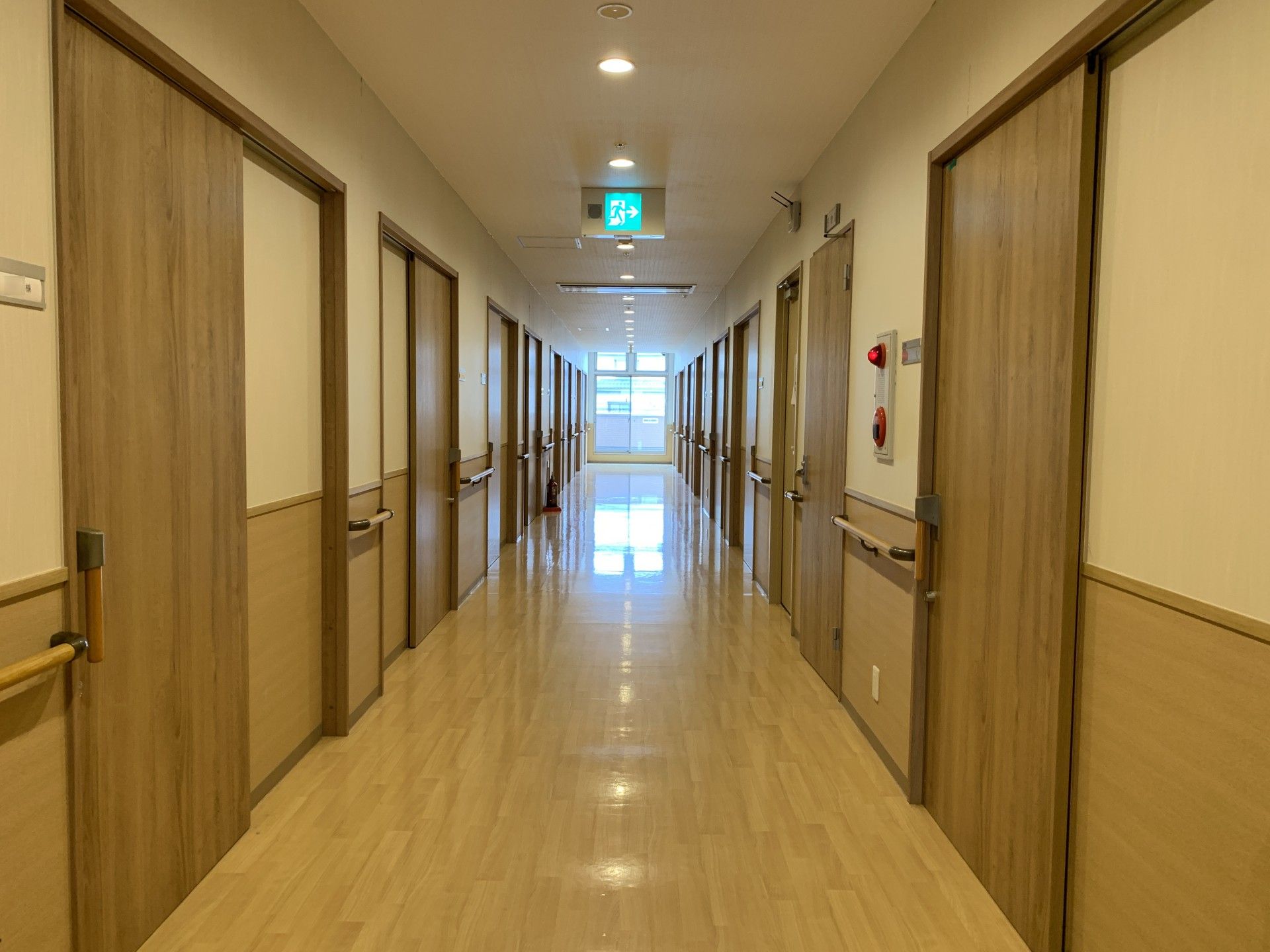 明るく清潔な廊下