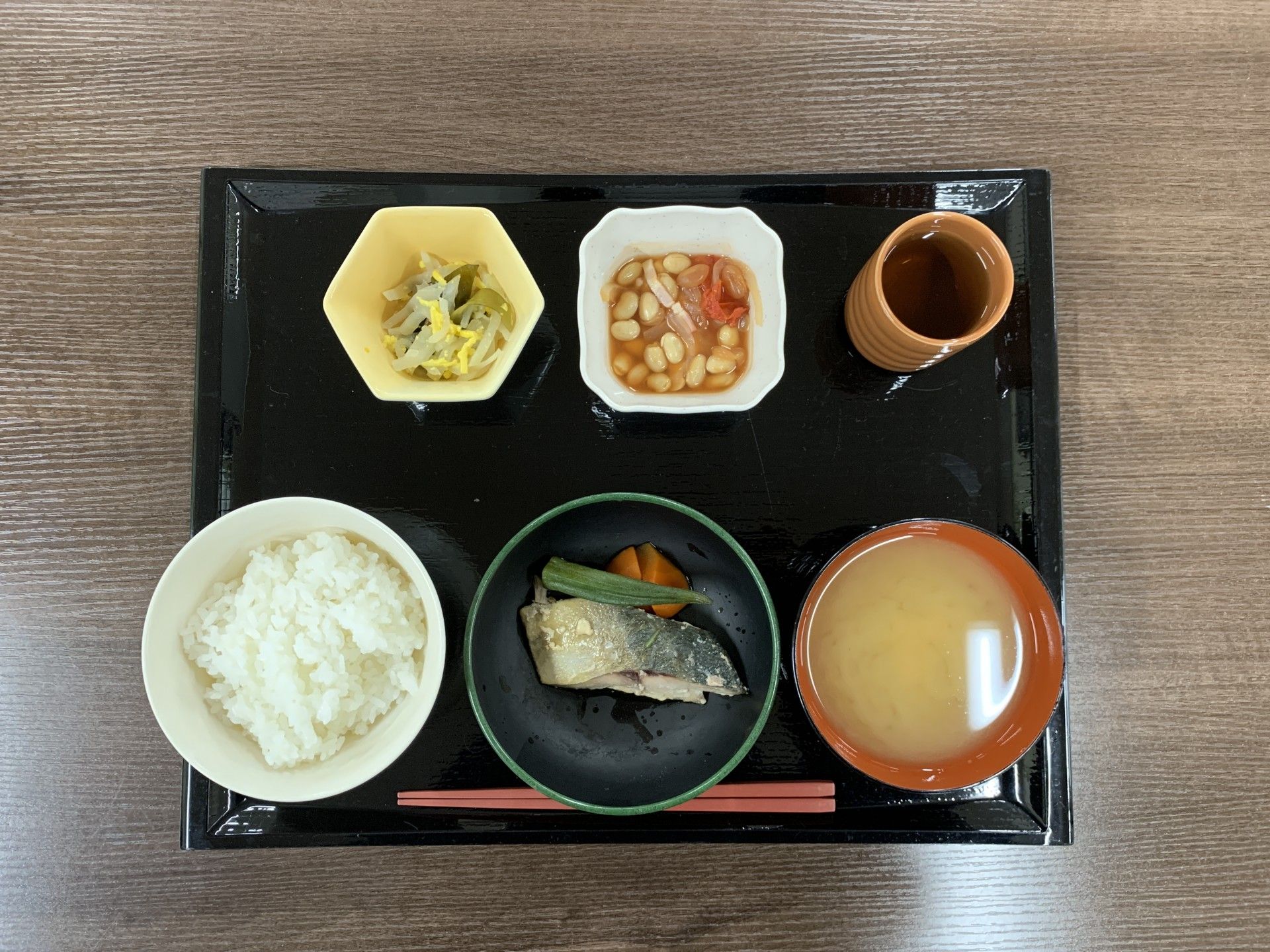 仲良く食事をしている高齢の男性と女性