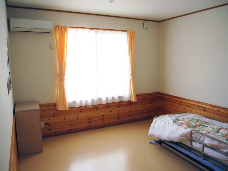 介護用ベッドが置いてある施設内の居室の様子。窓がある明るい部屋