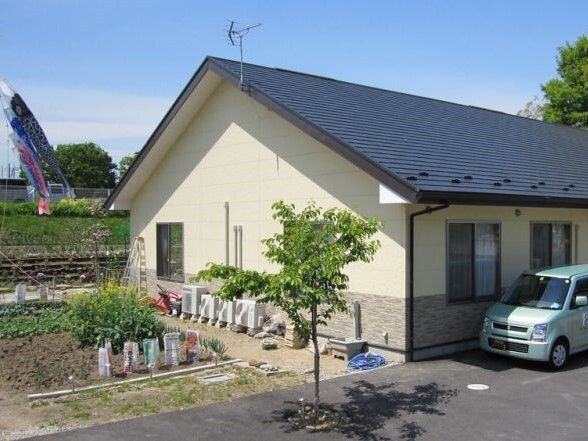 平屋建ての建物の外観写真。住宅型有料老人ホームやまとの外観