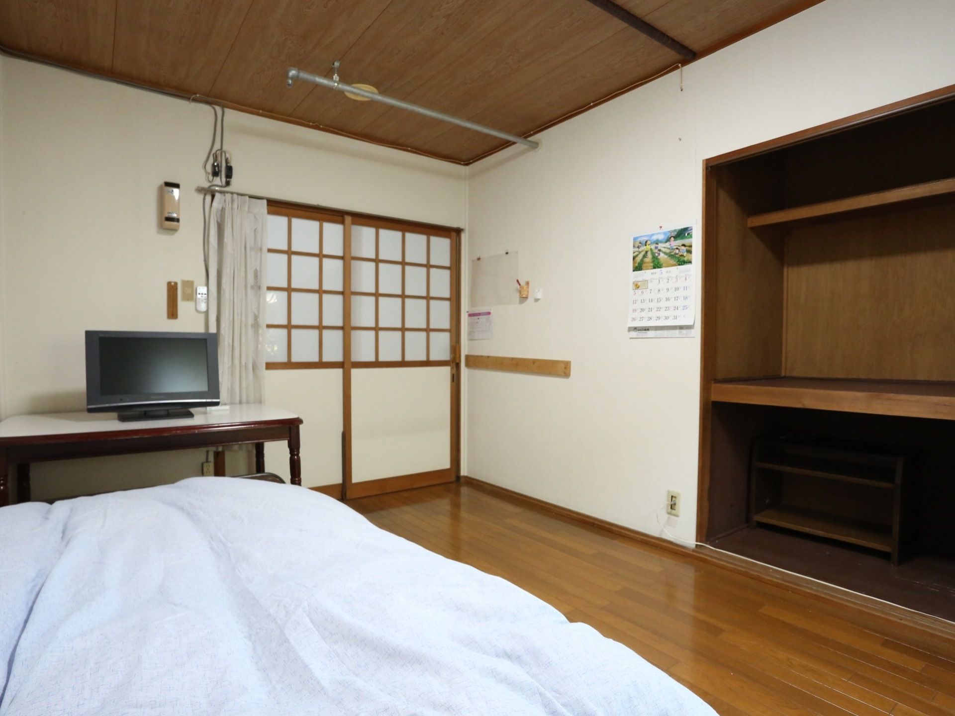 居室は和室風となっており、畳張りとフローリング張りが用意されている。また多くが２人部屋や４人部屋といった複数人用となっている。