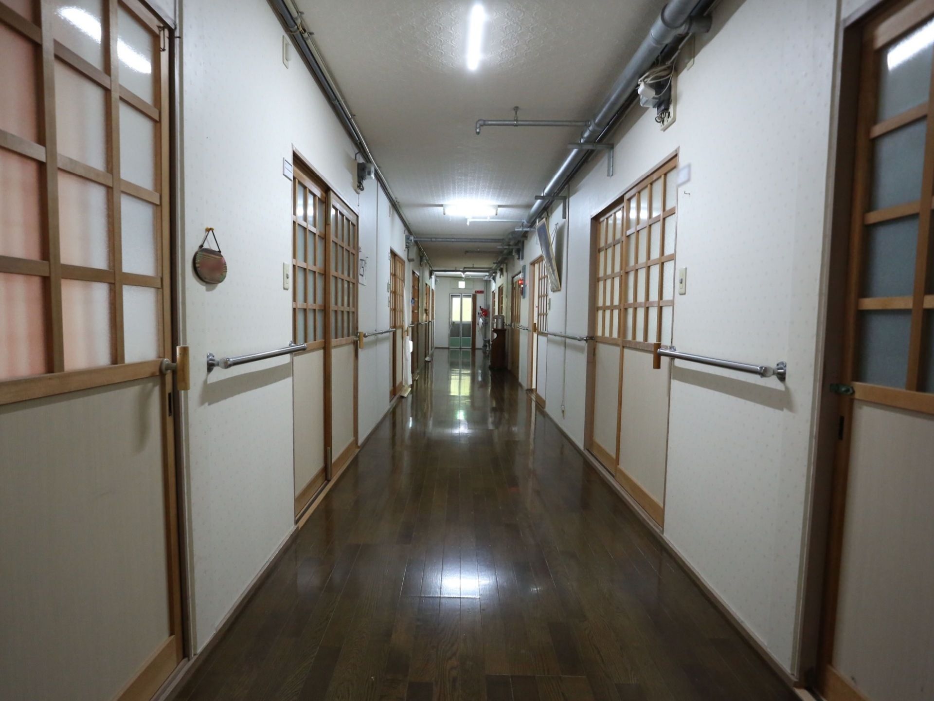 各部屋のドアは引戸式になっている。廊下の床は全面がフローリング敷きで、光沢のある材質の木材が選ばれている。