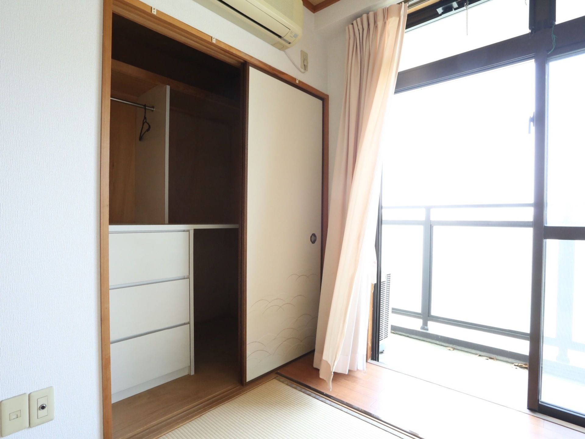 畳敷きになっている和室タイプの居室。他にフローリングになっている洋間の部屋もある。窓からはベランダに出られる。