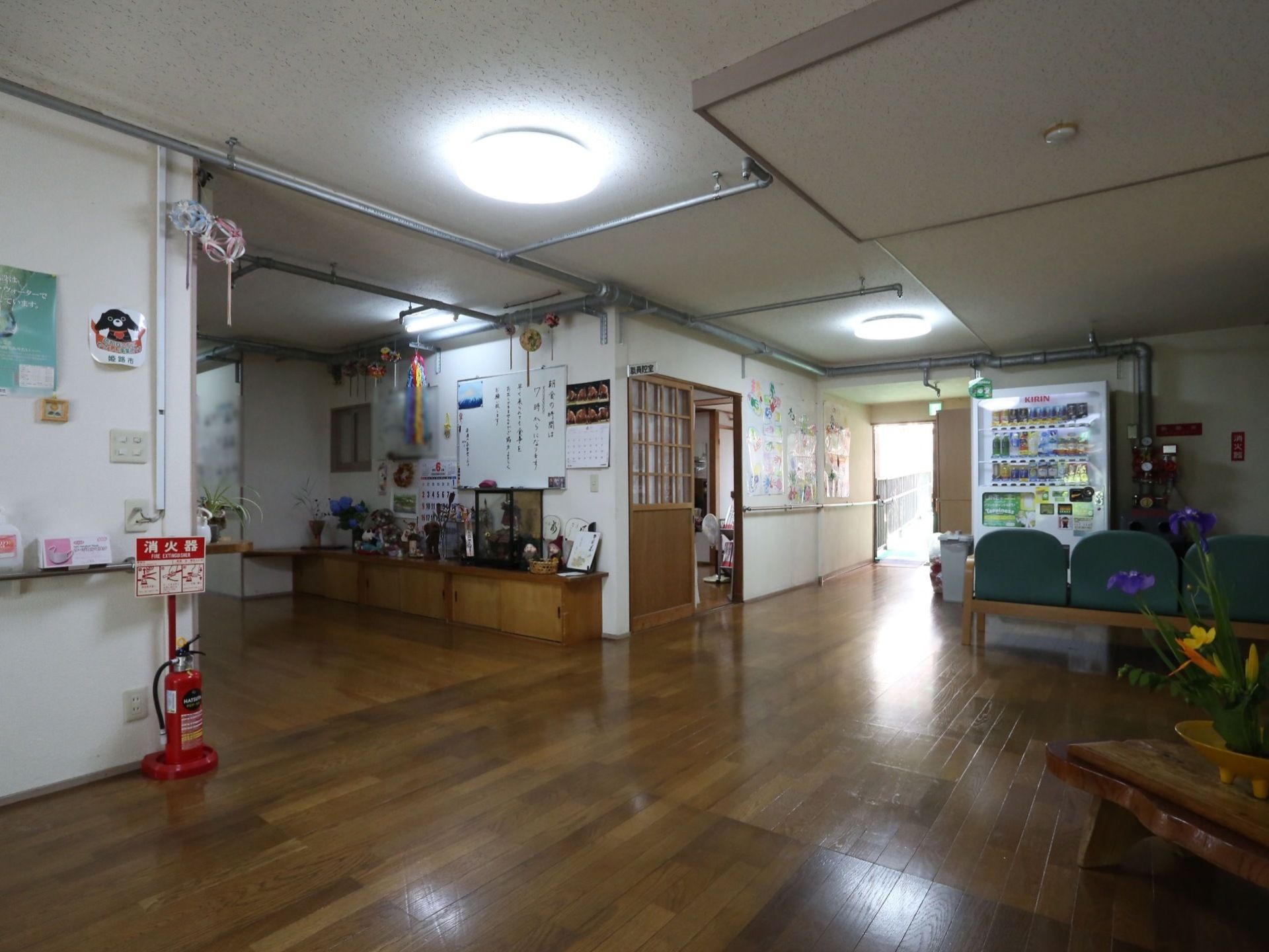 玄関ドア側から見たエントランスホール。入ってすぐのところにロビーとして使うための座席が用意されている。