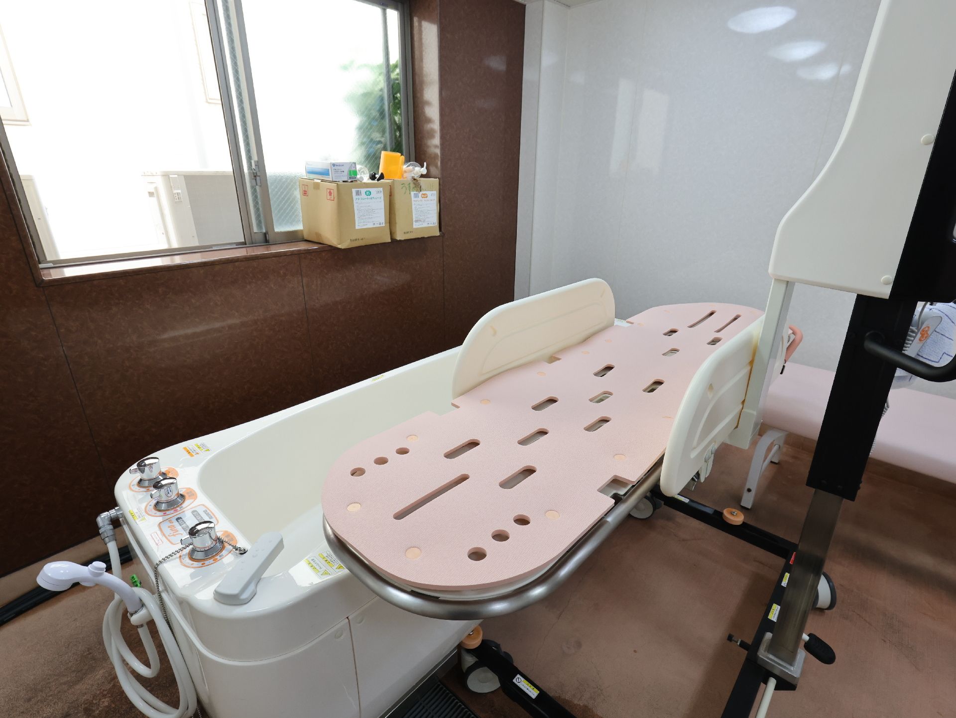介護機器が設置された浴室