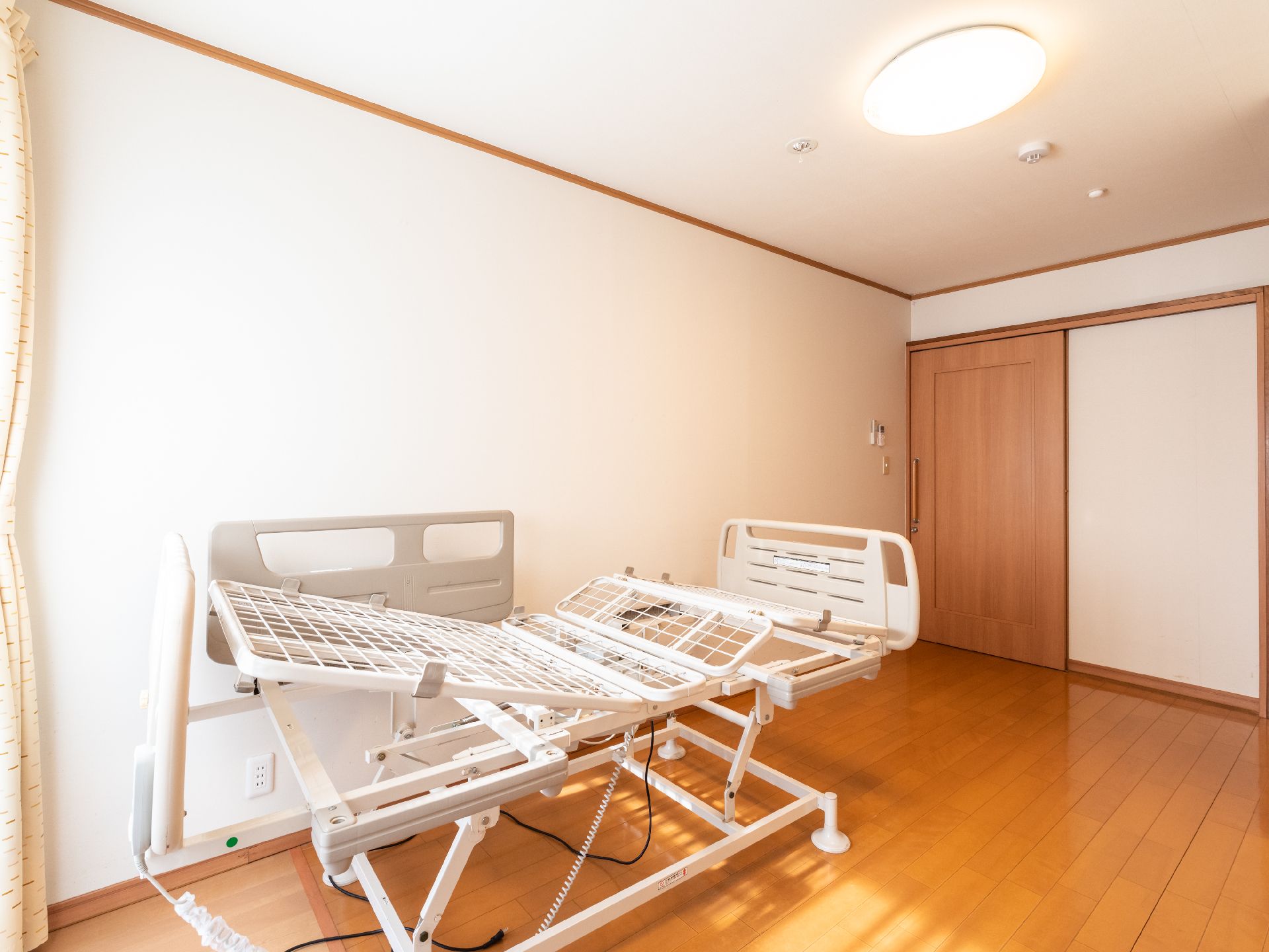 高さを調節していただけるベッドのある居室