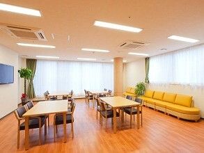 長机やリラックス用の大きなソファが置いてある施設内のラウンジの様子