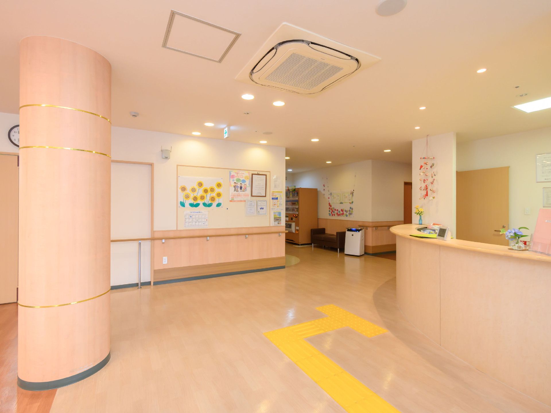 円柱の柱が立っている建物のホール