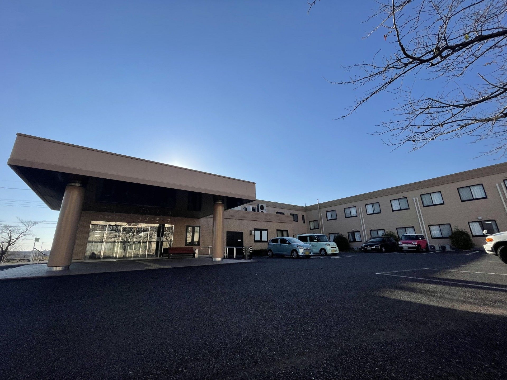 広い駐車場のある建物