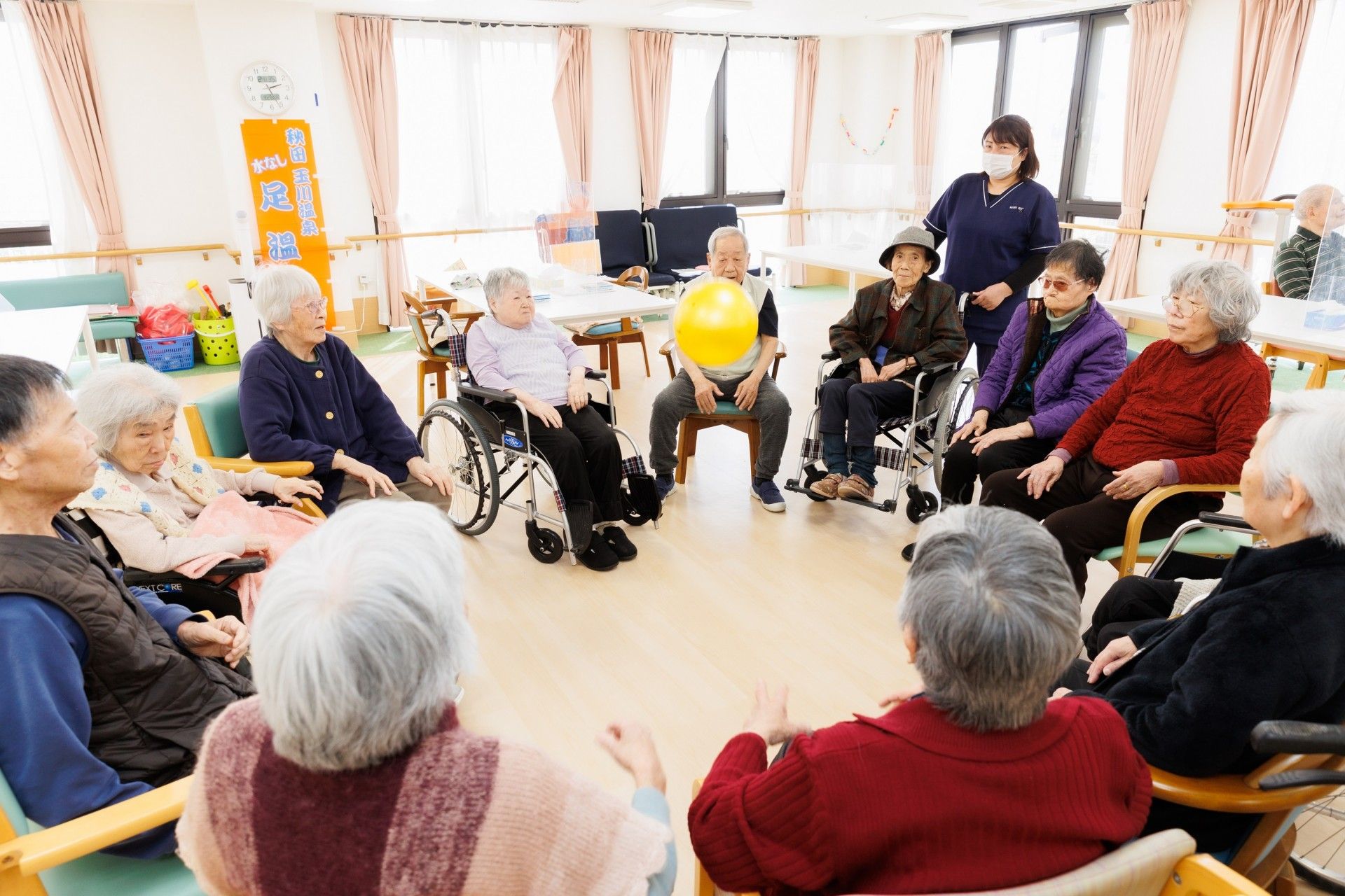 広々としたフローリングの居室には大きな窓があり、カーテンや照明が付いている。家具はまだない。