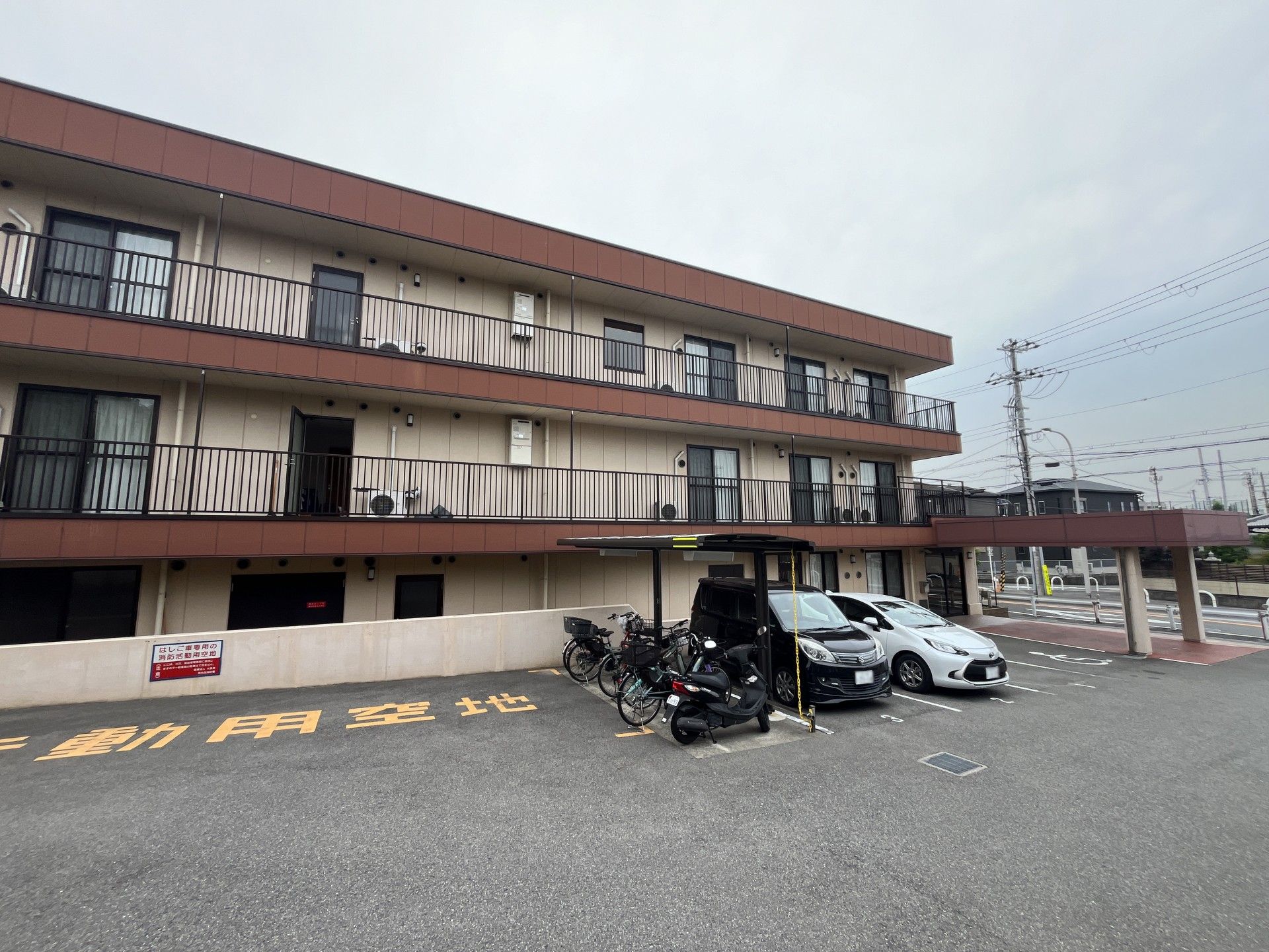 ゆったりとした駐車場のある建物