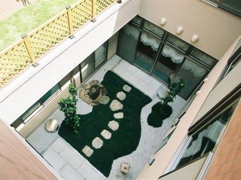エクセレント徳島の中庭。施設内に設けられたお庭スペースです。日中のおしゃべりをより快適にしていただけます。