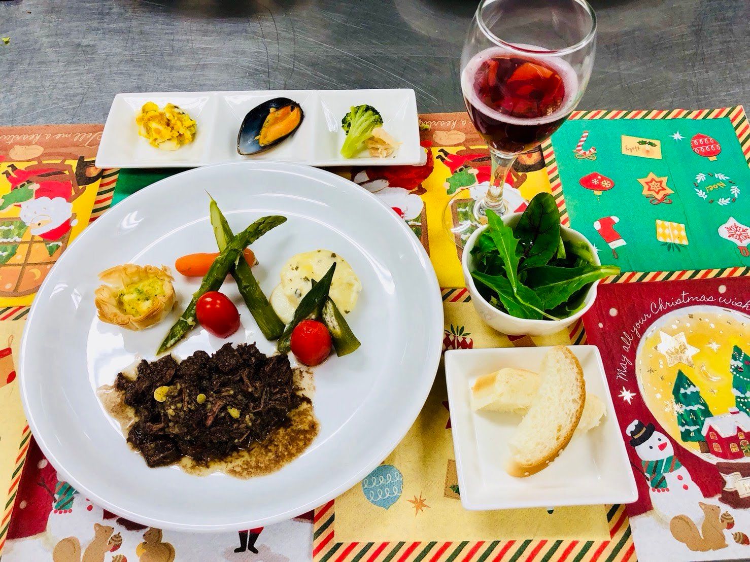 ワイングラスに入った飲み物が添えられたクリスマスディナー。