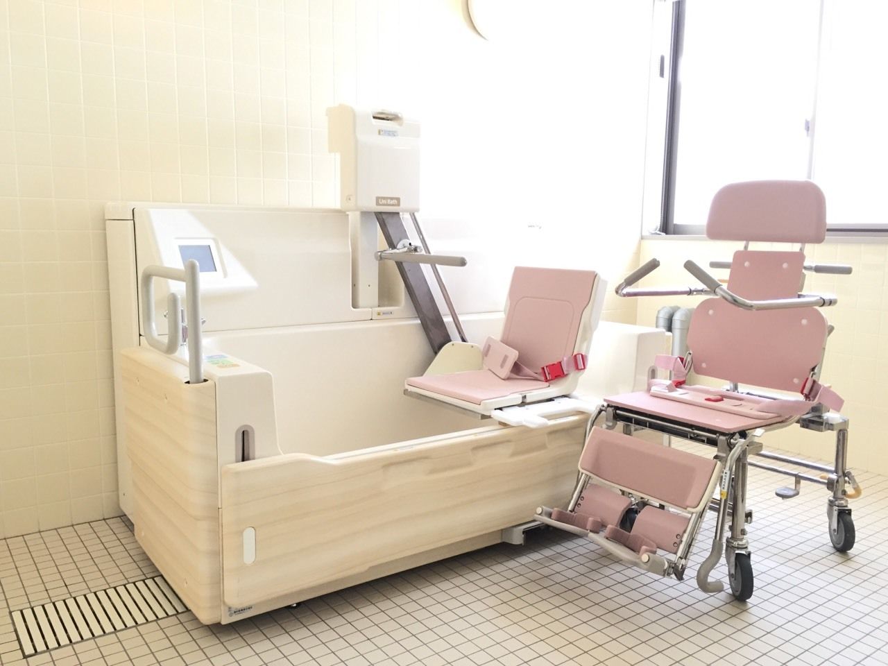 機械浴が完備され、介護度が高い人にも対応している浴室。