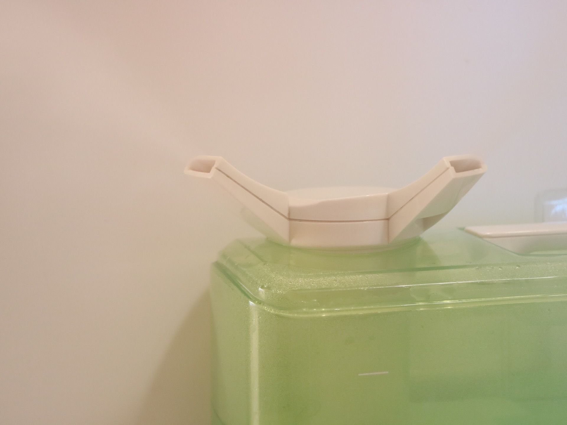 館内には加湿器を完備。水の入ったタンクに、２ヵ所のノズルが設置されている。ミストがたっぷり出ている。