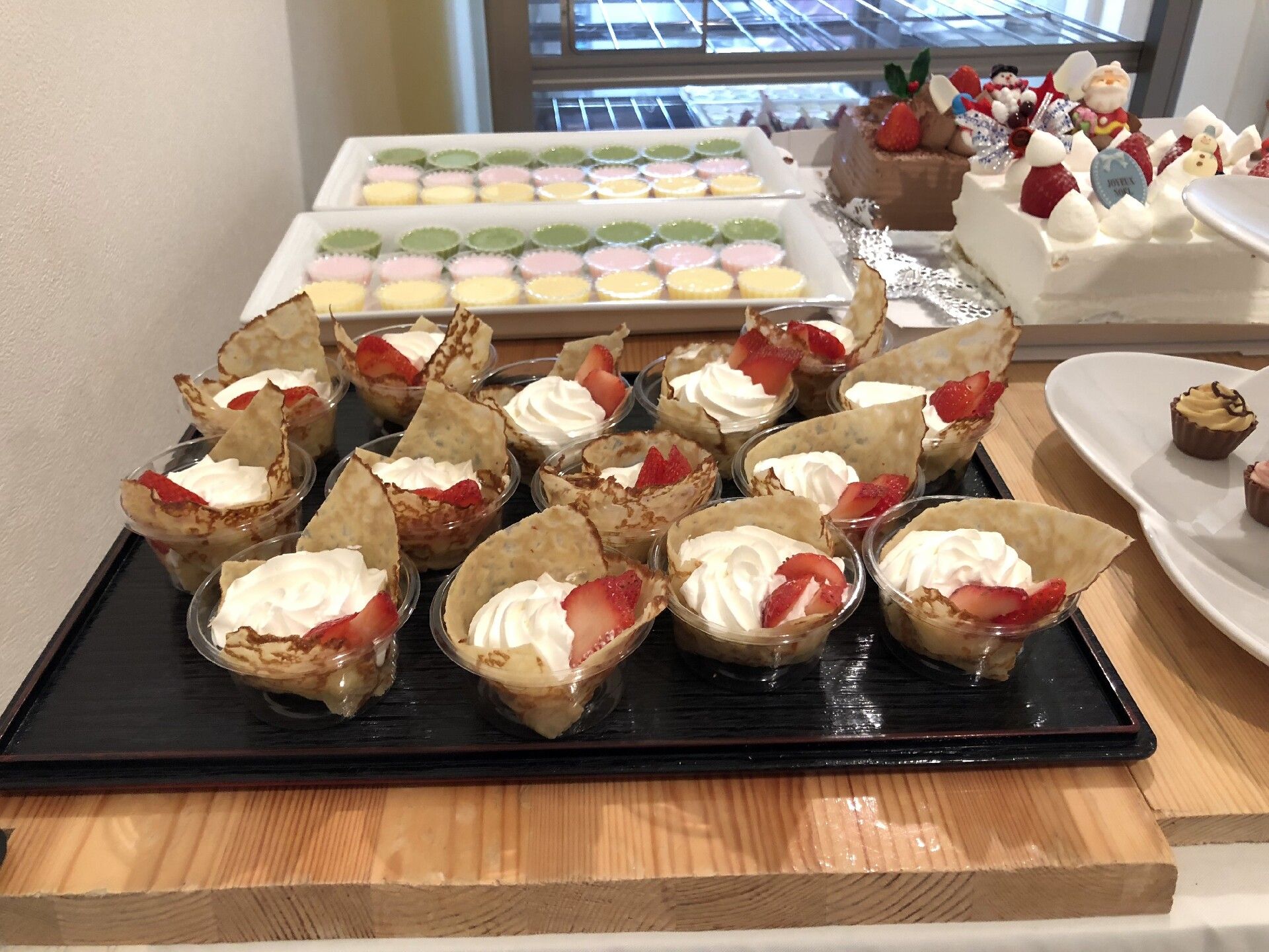 苺と生クリームをトッピングしたガレットと、クリスマスケーキ