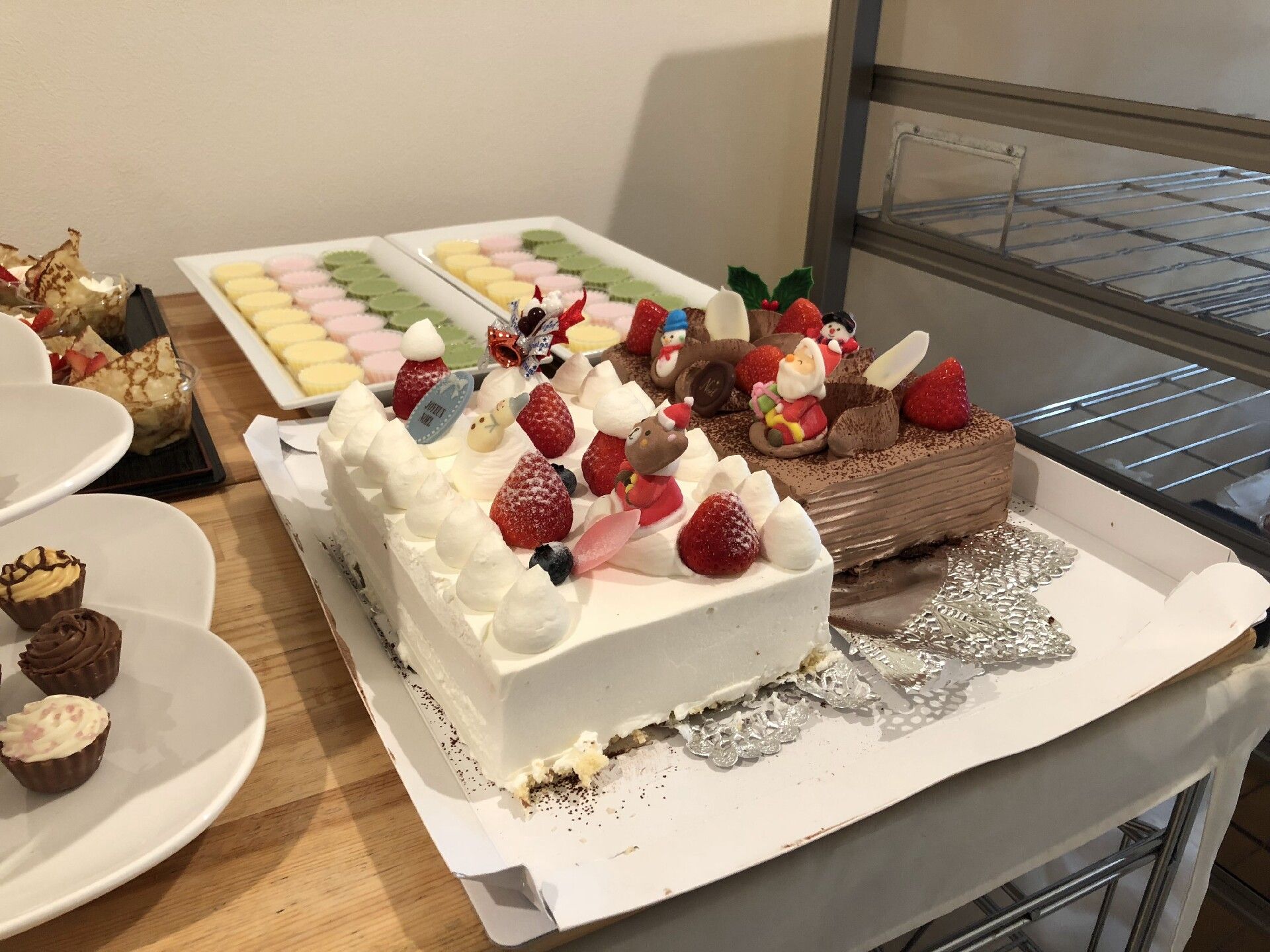 サンタクロースやスノーマンの飾りや苺をトッピングしたクリスマスケーキ