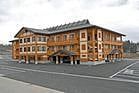 木造調の建物外観