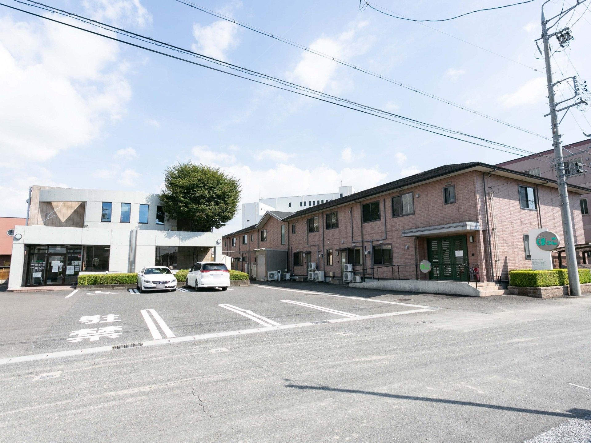 駐車場のある外観