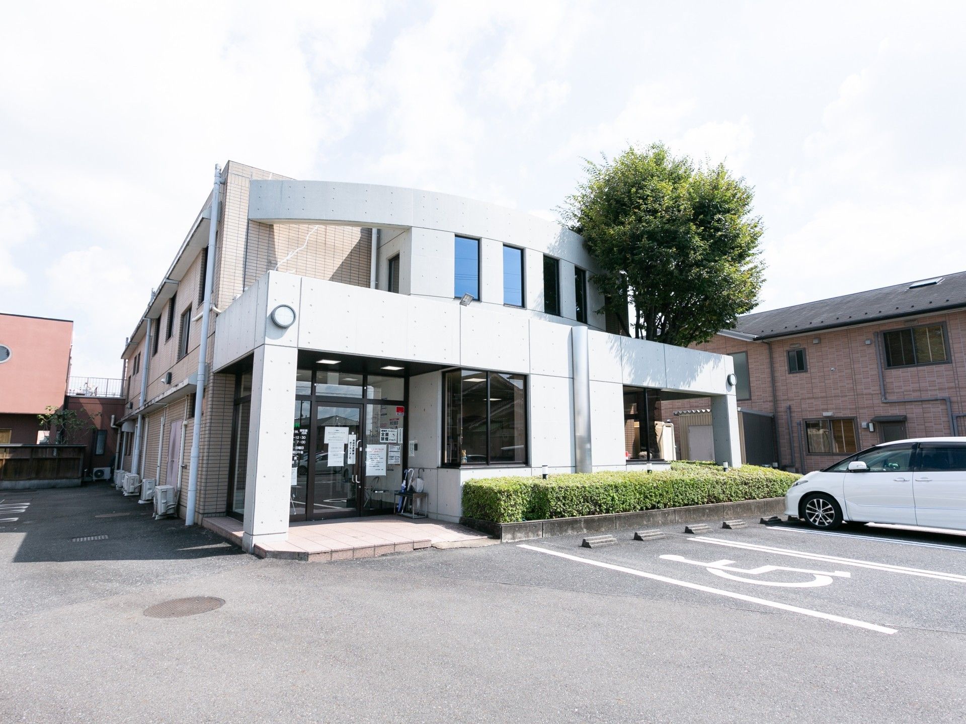 駐車場付きの建物外観