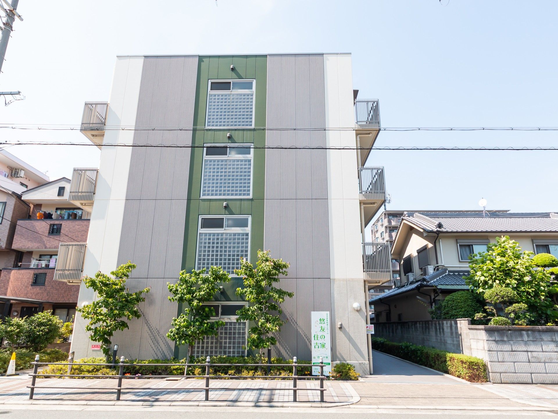 緑豊かな建物の外観