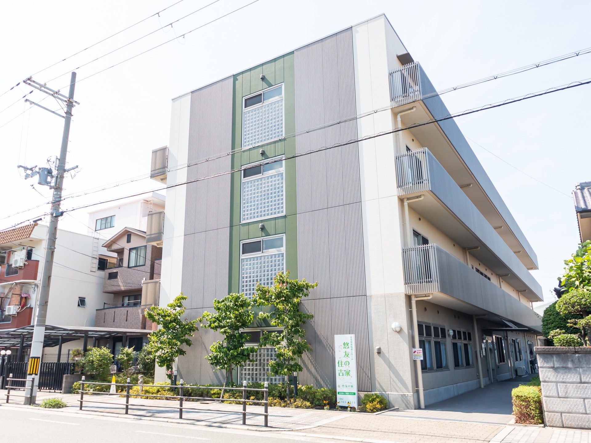 緑豊かな建物の外観