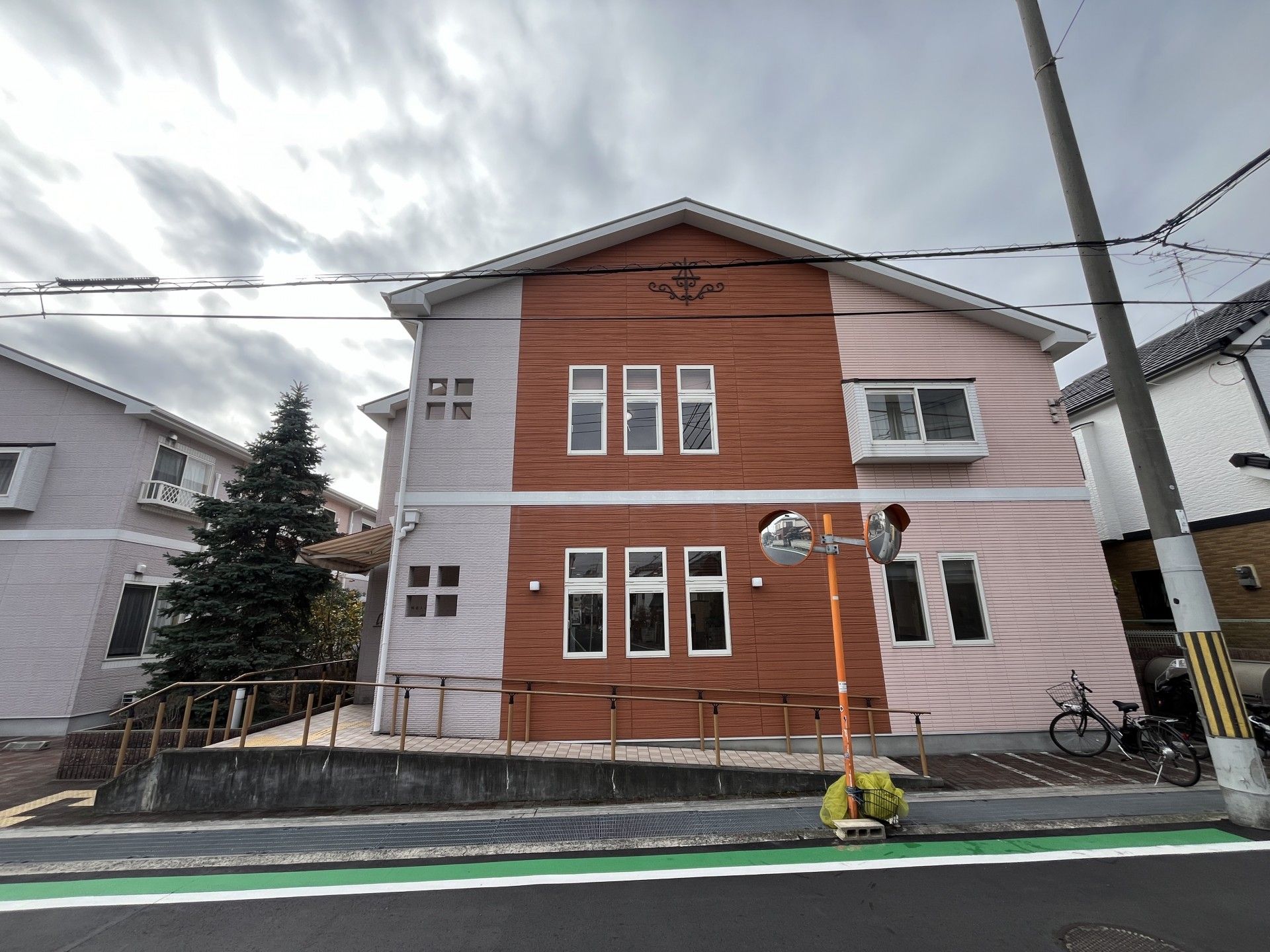 温もりある外観の建物